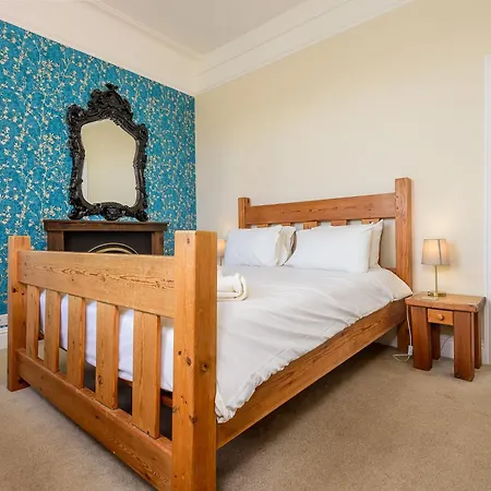 לינה וארוחת בוקר Hillcrest 4*